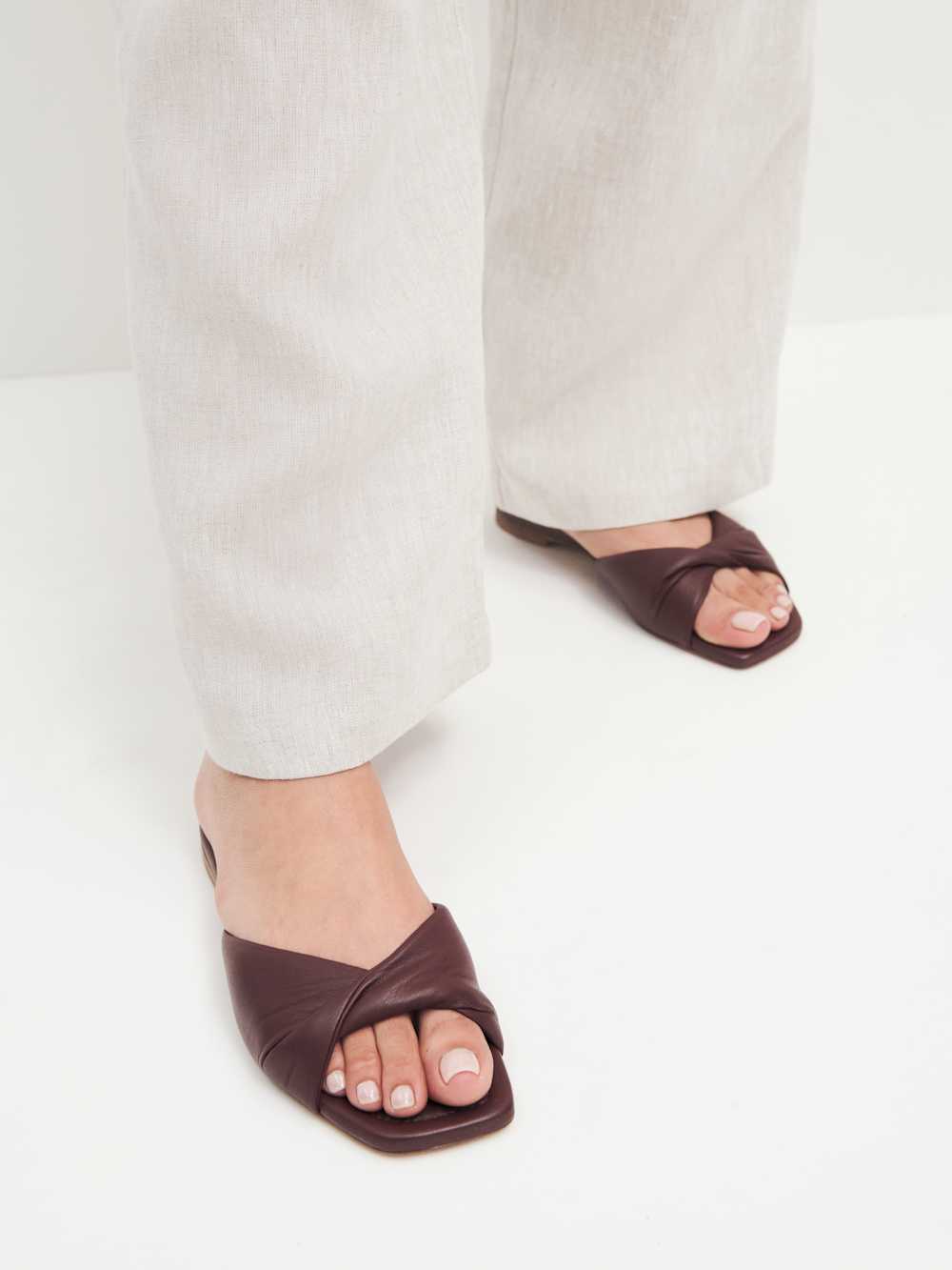 Mikki Twist Flat Sandal - Chestnut
